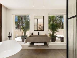 Luxurious 7-Bedroom Holiday House with Private Pool in Alicante