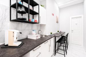Neve Al Sole Modern Suites near Metro Materdei in Naples Center