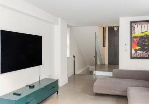 3 Bedroom, 3 bathroom large flat with sea views!