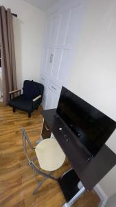 Central 1 Bed Apartment - Sleeps 2 with Wifi