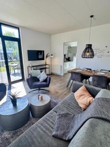 EuroParcs Bad Hoophuizen Chalet Glücksort mit Zaun Haus Nr Water03