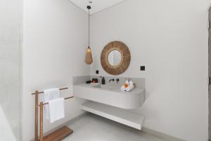Stylish 4BR Retreat with Pool & Sunken Lounge