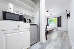 Cozy Miami Beach Studio with King Bed & Smart TV