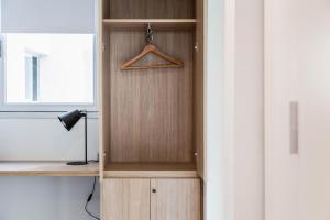 BT Homes - Estudio Luminoso, Zona de Trabajo & Balcón de Lujo