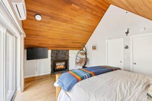 Walk to the Village, Hot Tub, SHARC pass, AC, Games, Bikes, Grill, Pet-Friendly