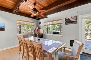 Walk to the Village, Hot Tub, SHARC pass, AC, Games, Bikes, Grill, Pet-Friendly