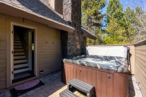 Walk to the Village, Hot Tub, SHARC pass, AC, Games, Bikes, Grill, Pet-Friendly