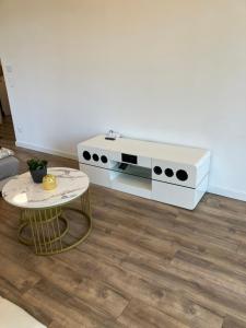 R99 Apartment Downtown-Balcony