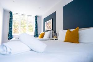 #148 Modern Apartment 2 - Bournemouth BH 4 - Sleeps 10 - Perfect for families