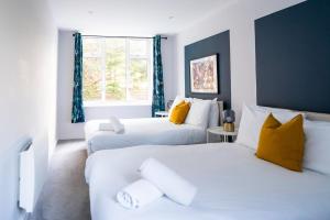 #148 Modern Apartment 2 - Bournemouth BH 4 - Sleeps 10 - Perfect for families