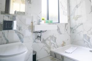 #148 Modern Apartment 2 - Bournemouth BH 4 - Sleeps 10 - Perfect for families