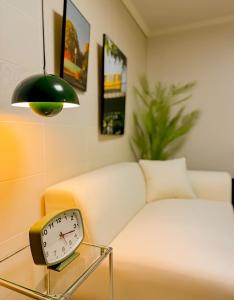 11 Hongik Univ Station, 15 minutes from Itaewon, Mangwon Market, Hapjeong, Single Accommodation, Fully Furnished