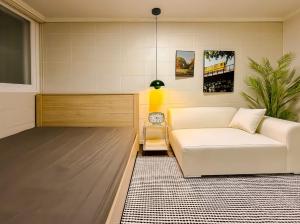 11 Hongik Univ Station, 15 minutes from Itaewon, Mangwon Market, Hapjeong, Single Accommodation, Fully Furnished