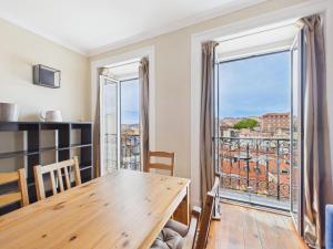 2BR w Terrace & Castle Sao Jorge Views – Alfama | By Airnest
