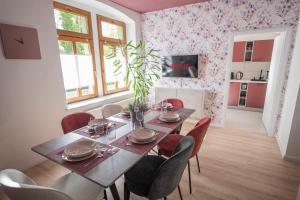 Very Berry Family-Suite - Balkon, Netflix, Nespresso, Bäcker, Spielplatz