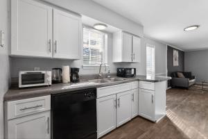 Cozy modern apartment at The Domain Raleigh