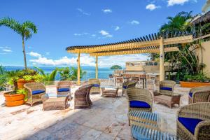 Dreamy coastal condo with amazing ocean views, pool & pool spa