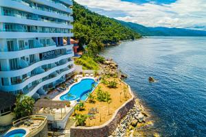 Stunning 7th-floor condo with outdoor pool, hot tub & bay views