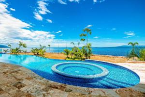Stunning 7th-floor condo with outdoor pool, hot tub & bay views