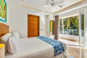 Stunning 7th-floor condo with outdoor pool, hot tub & bay views