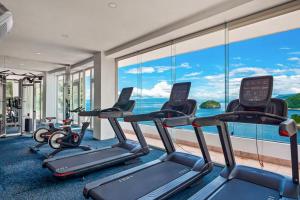 Stunning 7th-floor condo with outdoor pool, hot tub & bay views