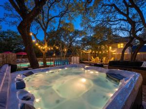 Sleeps 14 Backyard Games Movie Theater Spa
