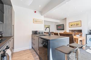 Re-locator Long Stays, 5-Bed House in Staveley