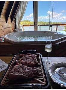 Chalé com Hidromassagem, Lareira e Piscina na Beira da Lagoa