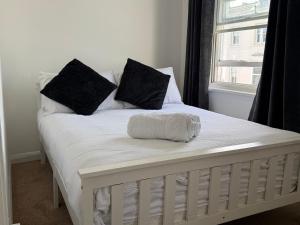 Bright and cozy studio by Brighton Station