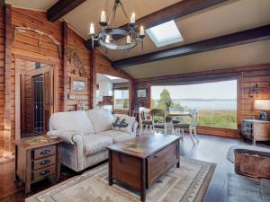 Ocean View Guest House - stunning Ocean Views by Victoria Prime!!