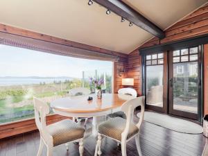 Ocean View Guest House - stunning Ocean Views by Victoria Prime!!