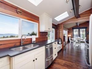 Ocean View Guest House - stunning Ocean Views by Victoria Prime!!