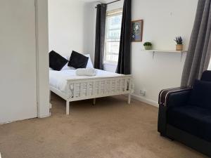 Bright and cozy studio by Brighton Station