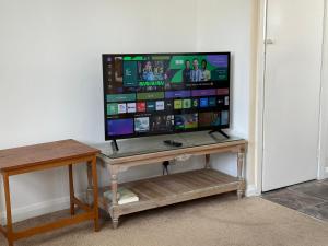 Bright and cozy studio by Brighton Station