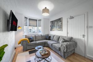 Contractors, Families, Large groups
