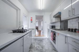Contractors, Families, Large groups