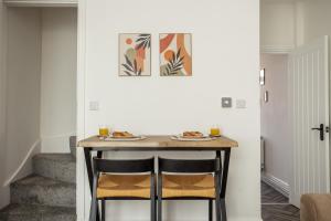 4 Bedroom House FREE off street parking