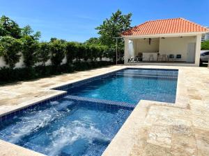 Beachside Getaway 3BR Pool 5Min walk to Beach Wi-Fi