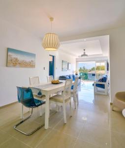 Beachside Getaway 3BR Pool 5Min walk to Beach Wi-Fi