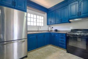 Beachside Getaway 3BR Pool 5Min walk to Beach Wi-Fi