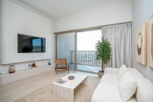 Modern 1-Bedroom Retreat in MBR City