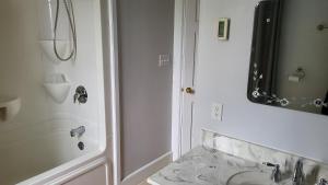10th Avenue Guest House & Suites