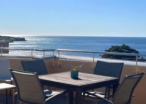 Art Deco Coastal Retreat, 250m to Coogee Beach