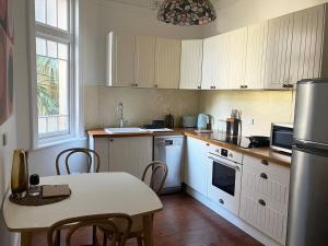 Art Deco Coastal Retreat, 250m to Coogee Beach
