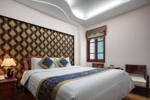 Lakeside Palace Hotel