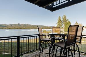 Lakefront and Local, Private Dock, Walk to Village