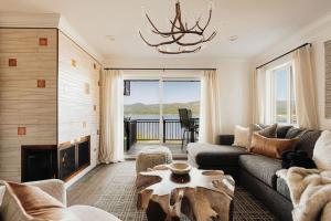 Lakefront and Local, Private Dock, Walk to Village