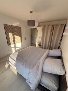 Appartement entier avec Parking inclus à Paris Massy à proximité immédiate du RER B et C et Gare TGV & Bus Orly aéroport et T12