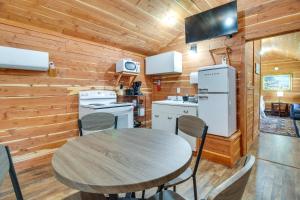 2 Mi to White River: 3-Cabin Anglers Paradise!