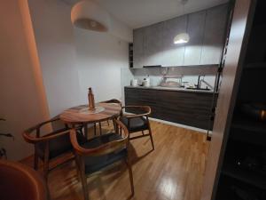 Central 92m upscale home with an office, piano & yoga space